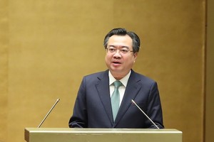  Bộ trưởng Kl99 nổ hũ Nguyễn Thanh Nghị trình dự án Luật Nhà ở sửa đổi. (Ảnh Duy Linh). 