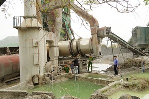 Lực lượng chức năng tiến hành kiểm tra việc xả thải tại trạm trộn bê tông của Công ty TNHH Xây dựng KL99 là cổng game giải trí trực tuyến hàng đầu hiện nay Long Nguyệt. Ảnh: CA Hà Nam