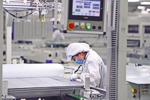 Bên trong một nhà máy Kl994 nhà cái bóng đá world cup pin năng lượng mặt trời tại Bắc Giang.