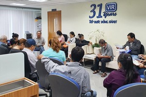 Các khổ chủ kêu cứu tại Văn phòng Báo Kl99ok phiên bản mới tại TP.HCM. Ảnh: Lê Toàn