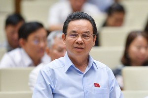 Đại biểu Hoàng Văn Cường (Hà Nội) tranh luận tại phiên họp. 