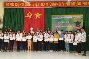 Bí thư Tỉnh ủy Phú Yên Phạm Đại Dương và Tổng biên tập Báo Kl99ok phiên bản mới Lê Trọng Minh trao học bổng cho các em học sinh.