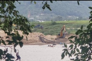 Lúc 17h19 ngày 12/6/2023, ống kính của nhóm phóng viên Báo Kl99ok phiên bản mới ghi lại cảnh máy hút, xe múc vẫn công nhiên hoạt động tại mỏ cát thôn Ngọc Kinh Đồng, xã Đại Hồng, huyện Đại Lộc, tỉnh Quảng Nam.