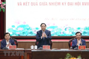 Thường trực Kl993 ưu đãi thưởng hấp dẫn tại buổi làm việc với Ban Thường vụ Thành ủy Hà Nội. (Ảnh: TTXVN)