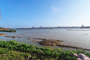 Khu vực dọc bờ sông Nhật Lệ, TP. Đồng Hới, Quảng Bình. Ảnh: Ngọc Tân