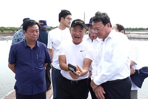 Bộ trưởng Bộ NN&PTNT Lê Minh Hoan (bìa trái) và Chủ tịch UBND tỉnh Trà Vinh Lê Văn Hẳn (bìa phải) tham quan mô hình nuôi tôm công nghệ cao hiệu quả của Kl994 game bài casino hấp dẫn Mỹ Lan - Ảnh Văn Vũ