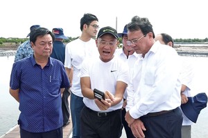 Bộ trưởng Bộ Nông nghiệp và Phát triển nông thôn Lê Minh Hoan (bìa trái) và Chủ tịch UBND tỉnh Trà Vinh Lê Văn Hẳn (bìa phải) tham quan mô hình nuôi tôm công nghệ cao hiệu quả của Kl994 game bài casino hấp dẫn Mỹ Lan tại tỉnh Trà Vinh. Ảnh: Văn Vũ