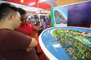 Hiện là thời điểm các sàn giao dịch Web Tổng Nhà Cái 99Kl99 Giải Trí Bậc Nhất đẩy mạnh bán hàng. Ảnh: Dũng Minh 