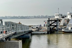 Cử tri An Giang kiến nghị Kl99ok phiên bản mới xây dựng cầu Tân Châu - Hồng Ngự thay cho phà đang hoạt động hiện nay. Ảnh: Nguyệt Ánh
