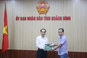 Phó chủ tịch UBND tỉnh Quảng Bình Phan Mạnh Hùng tặng quà lưu niệm cho ông Lee Chang Bok, Tổng giám đốc Công ty TNHH HTCTECH. 