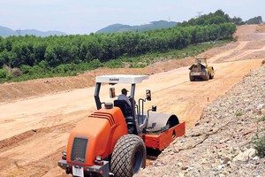 Thi công nền đường KL99 là nhà cái cá cược trực tuyến hàng đầu tại châu Á Cam Lộ - La Sơn