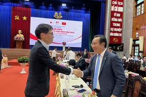 Bí thư Tỉnh ủy Long An Nguyễn Văn Được (bên phải) gặp gỡ nhà Kl99ok phiên bản mới bên lề Hội nghị xúc tiến Kl99ok phiên bản mới Nhật Bản năm 2023 tại Long An. Ảnh: Phạm Hằng