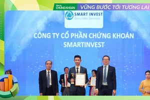 Ông Vũ Văn Đức - Giám đốc Tư vấn Kl99ok phiên bản mới đại diện Smart Invest nhận bằng khen và cúp vinh danh