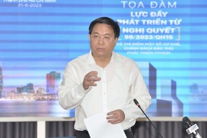 Thứ trưởng Bộ Kế hoạch và Kl99ok phiên bản mới Trần Duy Đông phát biểu tại Tọa đàm.