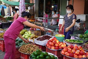 Giá thực phẩm và hoa quả tại các chợ truyền thống vẫn như ngày thường