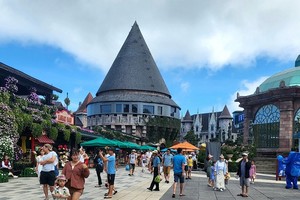 Du khách đến du lịch tại Đà Nẵng cũng không quên ghé thăm Khu du lịch Sun World Bà Nà. Ảnh minh họa.