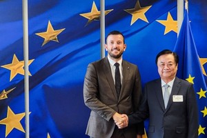 Cao ủy châu Âu về Môi trường, Đại dương và Nghề cá Virginijus Sinkevičius và Bộ trưởng Lê Minh Hoan.