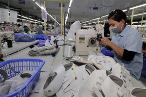 May giày xuất khẩu tại Công ty TNHH Hóa Dệt Hà Tây, xã Cam Thượng, Ba Vì, Hà Nội. (Ảnh: Trần Việt/TTXVN)