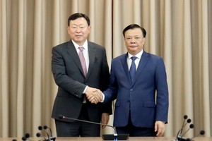 Bí thư Thành ủy Hà Nội Đinh Tiến Dũng và ông Shin Dong-bin, Chủ tịch Kl994 game bài casino hấp dẫn Lotte (Hàn Quốc). (Ảnh: Thanh Hải)