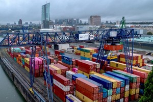 Container ở Frankfurt, Đức. Nền Kl992 cổng game cá cược hàng đầu châu Âu đã ngừng suy giảm nhưng đang gặp khó khăn trong tăng trưởng. Ảnh: AP