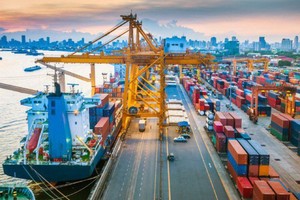 Xuất khẩu hàng hóa vẫn đang suy giảm nhưng tình hình đã tích cực hơn.