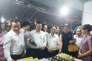 Sự kiện có hơn 100 gian hàng trưng bày, giới thiệu các sản phẩm OCOP của Hà Nội và các tỉnh, thành phố. 