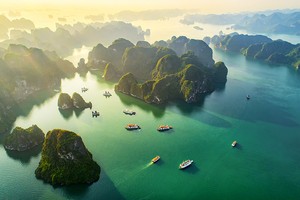 Vịnh Hạ Long là đại diện duy nhất của Việt Nam trong danh sách 24 điểm du lịch nhất định phải thử 2024. Ảnh: Shutterstock