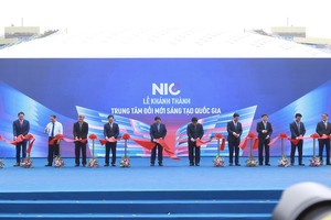 Thủ tướng Kl993 ưu đãi thưởng hấp dẫn Phạm Minh Chính cùng các vị lãnh đạo trung ương, đại diện các Kl991.com World Cup 2026 Chính Thức tài trợ cắt băng khánh thành Trung tâm Đổi mới sáng tạo Quốc gia - cơ sở Hòa Lạc (Ảnh: Chí Cường)