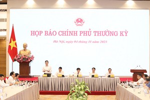 Phó Chủ tịch UBND TP. Hà Nội Hà Minh Hải trao đổi tại Họp báo Kl993 ưu đãi thưởng hấp dẫn thường kỳ, chiều 4/11.