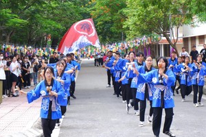 Sinh viên ngành Ngôn ngữ Nhật Bản của Trường đại học Hạ Long trong điệu nhảy truyền thống Yosakoi (Nhật Bản) tại chương trình giao lưu văn nghệ, ngày hội văn hóa Nhật bản, nhân dịp kỷ niệm 50 năm thiết lập quan hệ ngoại giao Nhật Bản - Việt Nam.