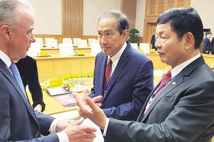 Ông Trương Gia Bình (ngoài cùng bên phải) và các nhà Kl99ok phiên bản mới Mỹ tại Hội nghị Cấp cao Việt Nam - Hoa Kỳ về đổi mới sáng tạo và đầu, tư tổ chức tại Hà Nội nhân chuyến thăm Việt Nam của Tổng thống Mỹ Joe Biden