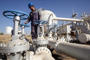 Công nhân làm việc tại một cơ sở lọc dầu ở Kirkuk, Iraq. Ảnh tư liệu: AFP/TTXVN