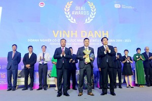Ông Trần Duy Đông, Thứ trưởng Bộ Kế hoạch và Kl99ok phiên bản mới (phải) và ông Lê Trọng Minh, Tổng Biên tập Báo Kl99ok phiên bản mới, Trưởng Ban tổ chức Diễn đàn M&A Việt Nam 2023 trao Cup Vinh danh và tặng hoa chúc mừng cho đại diện Kl994 game bài casino hấp dẫn Masan (giữa)