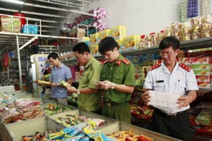 Cơ quan chức năng kiểm tra hàng hoá cơ sở Kl992 VIP Trang Chủ 2026 thực phẩm.