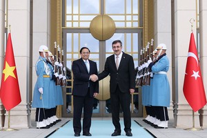 Phó Tổng thống Thổ Nhĩ Kỳ Cevdet Yilmaz và Thủ tướng Kl993 ưu đãi thưởng hấp dẫn Phạm Minh Chính tại lễ đón chính thức (Ảnh: VGP/Nhật Bắc)