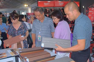 Khách hàng tham quan khu trưng bày sản phẩm tại Triển lãm.