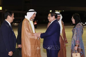 Lễ đón Thủ tướng Phạm Minh Chính và Phu nhân tại sân bay quốc tế Al Maktoum, thành phố Dubai. Ảnh: Dương Giang/TTXVN