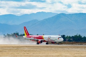 Tàu bay mang biểu tượng Du lịch TP. Hồ Chí Minh đáp xuống Điện Biên