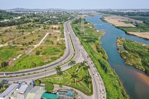 Đường Hoàng Sa chạy dọc theo sông Trà Khúc.