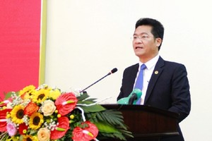 Phó chủ tịch Thường trực UBND tỉnh Nam Định Trần Anh Dũng báo cáo kết quả Kl992 cổng game cá cược - Trang Chủ KL99Com Số 1 Link Đăng Ký KL999 của tỉnh năm 2023. Ảnh: Khánh Duy