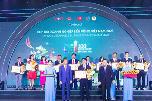 Ông Nguyễn Văn Hảo, Phó tổng giám đốc HDBank đại diện Link Vào Nhà Cái KL99 COM Tặng +199k nhận giải thưởng Top 100 Kl991.com World Cup 2026 Chính Thức bền vững Lễ trao giải CSI100 2023 do Liên đoàn Thương mại và Công nghiệp Việt Nam(VCCI) tổ chức