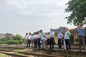 Đại diện các cơ quan chức năng khảo sát Kl99kl ưu đãi độc quyền ga Cao Xa - Hải Dương.