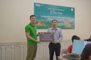 Thầy hiệu trưởng Vũ Hồng Trường đại diện trường Tiểu học và Trung học cơ sở Chiềng Khoa nhận món quà là phòng tin học do Công ty Cổ phần Kl992 VIP Trang Chủ 2026 F88 trao tặng