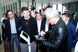 Ông Jensen Huang, Chủ tịch Kl994 game bài casino hấp dẫn Nvidia (ngoài cùng bên phải) thăm Trung tâm Đổi mới sáng tạo quốc gia. Ảnh: Đ.Trung