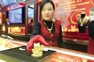Từ chỗ là “hầm trú ẩn”, vàng đã trở thành kênh Kl99ok phiên bản mới hấp dẫn trong năm 2023. Trong ảnh: Chào bán sản phẩm vàng chế tác tại một cửa hàng vàng ở Hà Nội. Ảnh: Đức Thanh