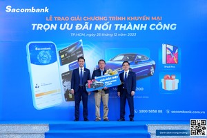Ông Nguyễn Tấn Cường – Giám đốc Khối Kl991.com World Cup 2026 Chính Thức và ông Nguyễn Huy Phương – Giám đốc Chi nhánh Thanh Hóa trao giải đặc biệt - Xe ô tô Mercedes C200 cho đại diện Công ty TNHH Xây dựng Dũng Vân
