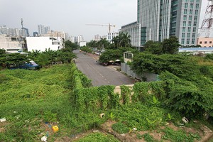 Đường Vũ Tông Phan, trong khu đô thị An Phú TP. Thủ Đức chậm bàn giao cho cơ quan 99Kl99 trực tiếp đá gà nên không thông ra được đường Mai Chí Thọ - Ảnh: Dân Trí 