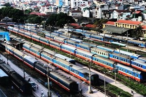 Các đoàn tàu của Tổng công ty 99Kl.app khuyến mãi hot Việt Nam tại ga Hà Nội.