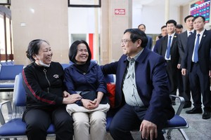 Thủ tướng Phạm Minh Chính trò chuyện, hỏi thăm khách đi tàu tại ga 99Kl.app khuyến mãi hot Hà Nội vào chiều 9/1.