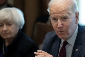 Tổng thống Mỹ Joe Biden, cùng Bộ trưởng Kl991.com nạp rút nhanh Janet Yellen, phát biểu trong cuộc họp với nội các tại Nhà Trắng vào ngày 3/3/2022. Ảnh: AFP
